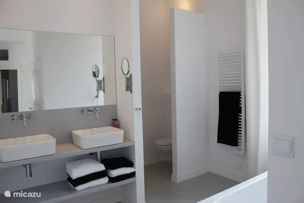 Ihr eigenes Badezimmer zum Schlafzimmer 1 mit WC, Badewanne und Dusche.
