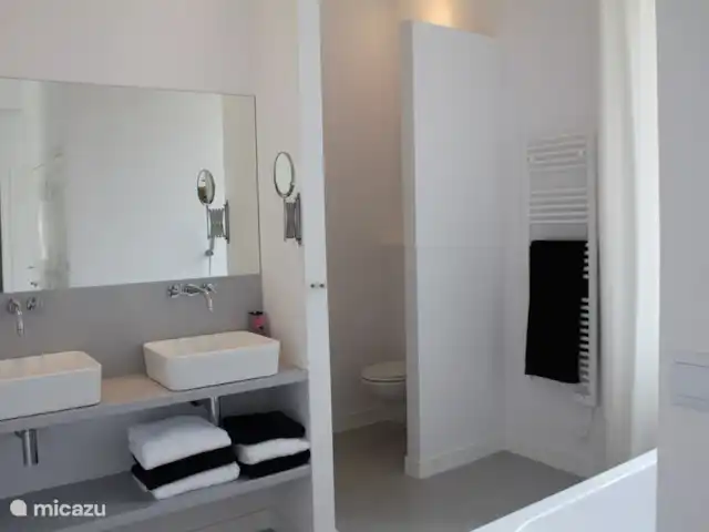 Villa de Banninck **** huren in Frankrijk, Charente, Laprade - villa Badkamer en suite bij slaapkamer 1. Met eigen toilet, ligbad en douche.