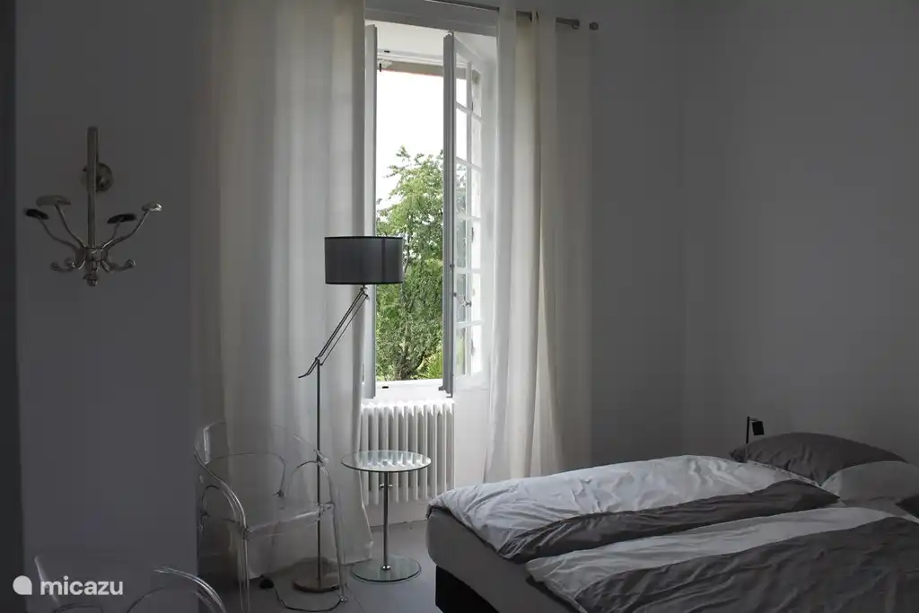 2 Schlafzimmer mit zwei Einzelbetten. Blick auf den Garten.