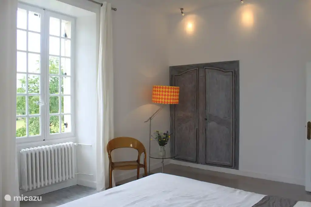 Schlafzimmer 3: Doppelbett. Blick auf den Garten.