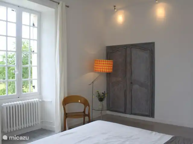 Villa de Banninck **** huren in Frankrijk, Charente, Laprade - villa Slaapkamer 3: groot tweepersoons bed. Uitzicht over de tuin.