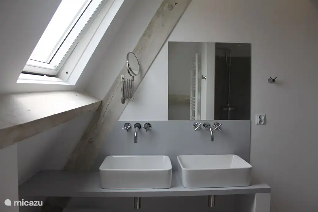 Badkmer 3 auf der zweiten Etage, Doppelwaschbecken, WC und Dusche.