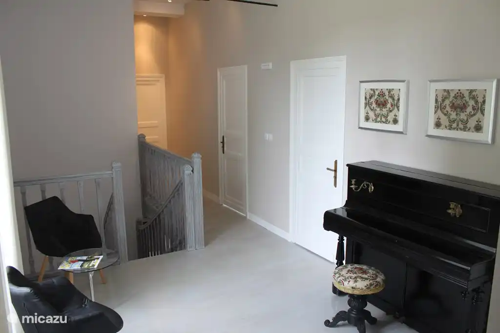 Der Überlauf mit Sitzgelegenheiten.