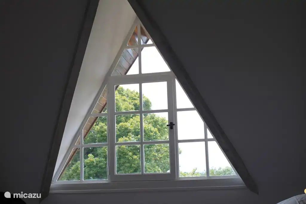 4 Schlafzimmer mit Fenster zum Garten.