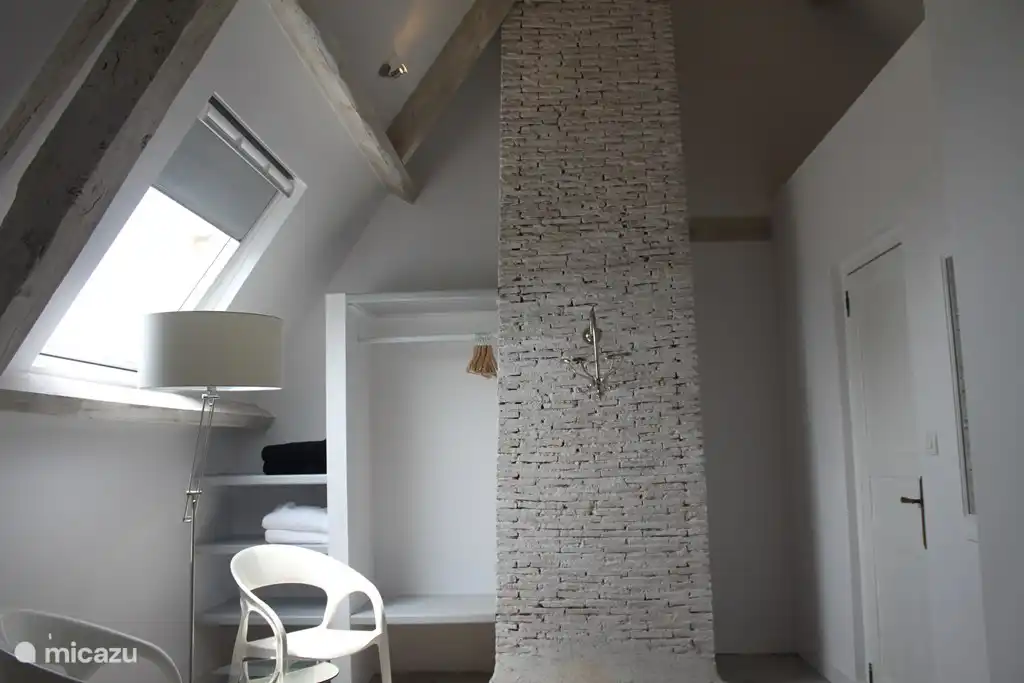 5. Schlafzimmer zwei Einzelbetten. Große Velux-Fenster.