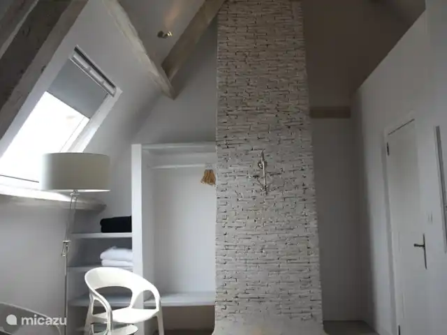 Villa de Banninck **** huren in Frankrijk, Charente, Laprade - villa Slaapkamer 5. Twee eenpersoons bedden. Groot Velux raam.