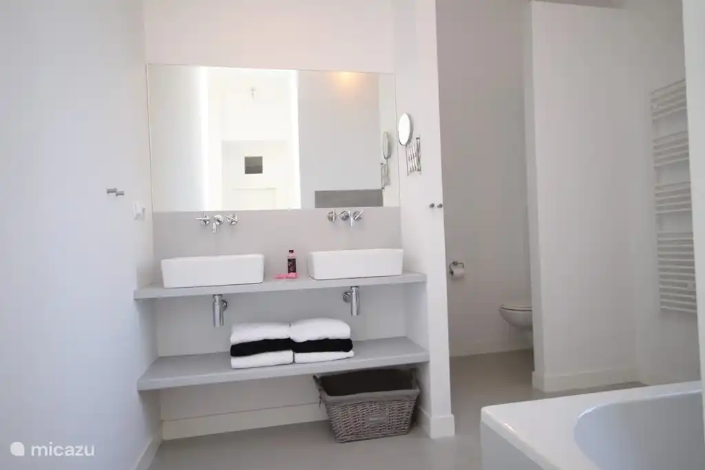 Badezimmer en suite mit Badewanne, Schlafzimmer mit Dusche und WC 1