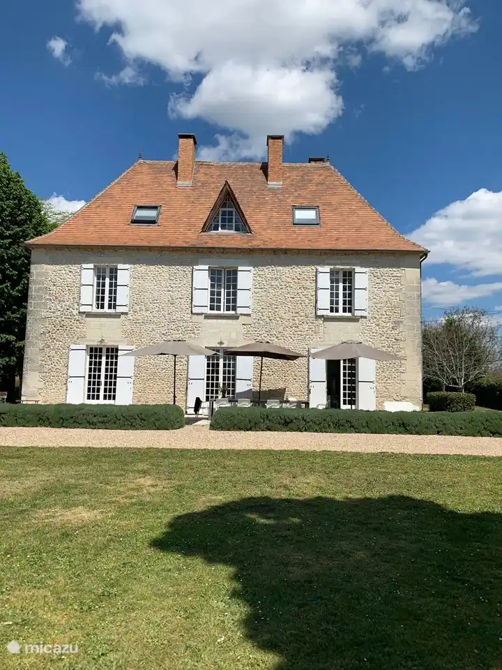 die Rückseite der Villa mit sonniger Terrasse