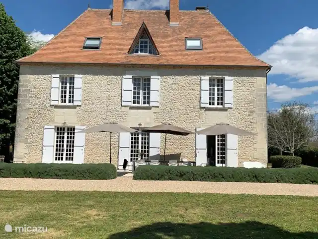 Villa de Banninck **** huren in Frankrijk, Charente, Laprade - villa de achterzijde van de villa met zonnig terras