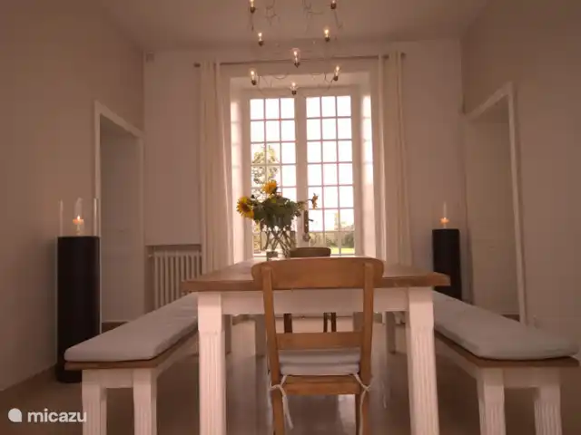 Villa de Banninck **** huren in Frankrijk, Charente, Laprade - villa De eetkamer: eenvoudig en doeltreffend prima bij minder weer!