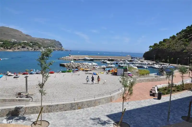 El dique peatonal con parque infantil, terrazas, bancos