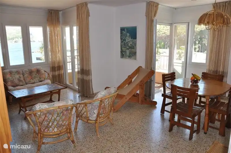 la sala y el comedor con 2 puertas grandes al balcón. La vista desde la sala de estar es la misma que en la terraza.