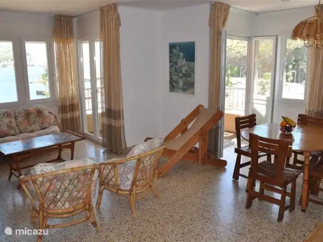 Tramuntane 1 | Espagne, Costa Brava, Colera - appartement le salon et la salle à manger avec 2 grandes portes donnant sur le balcon. La vue du salon est la même que sur la terrasse