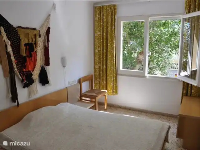 Tramuntane 1 | Espagne, Costa Brava, Colera - appartement Chambre 1 avec lit double et jolie vue sur les arbres.