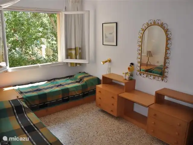 Tramuntane 1 | Espagne, Costa Brava, Colera - appartement Chambre avec 2 lits simples et vue sur les arbres.
