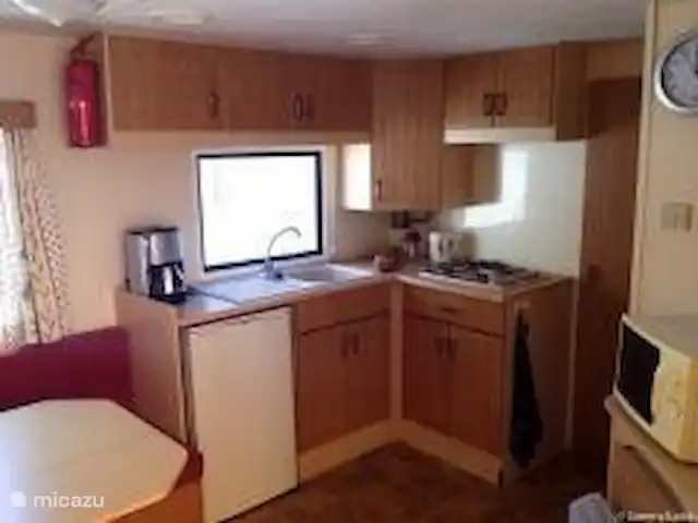 mobil home / caravana en Francia, Costa Azul, Roquebrune-sur-Argens – Lei Suves Cote d'Azur Chalet retro Cocina de esquina abierta