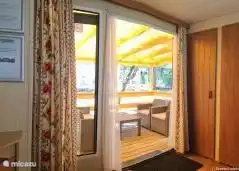 aus dem Wohnzimmer mit Blick auf die Veranda