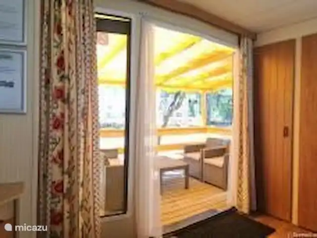 mobil home / caravana en Francia, Costa Azul, Roquebrune-sur-Argens – Lei Suves Cote d'Azur Chalet retro desde el salón con vistas a la terraza