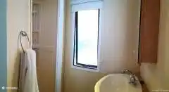 Badezimmer mit Dusche und Waschbecken.