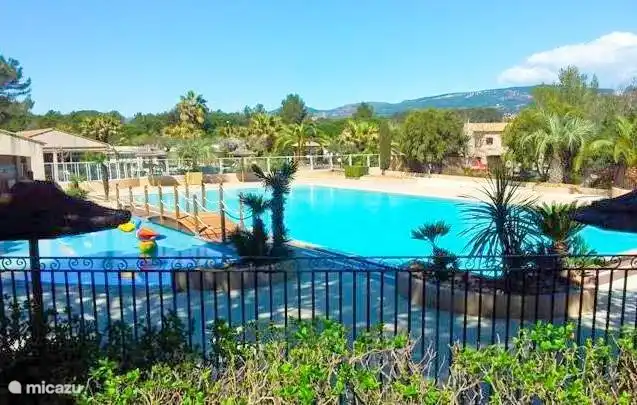 schönes Schwimmbad vor Ort.