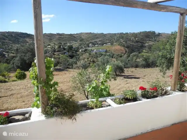 Casa na Colina huren in Portugal, Algarve, Porto Carvalhoso - vakantiehuis Het terras en het dakterras zijn voorzien van voldoende (lig)stoelen om volop te genieten van het heerlijke weer, vogelgeluiden en een verkoelend windje vanuit de vallei.