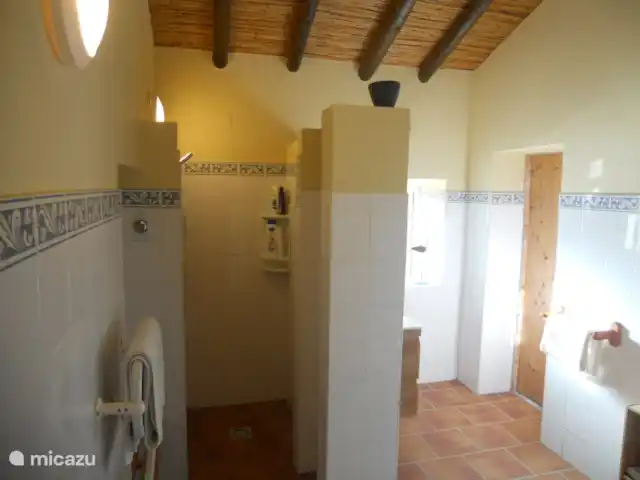 Casa na Colina huren in Portugal, Algarve, Porto Carvalhoso - vakantiehuis In december 2017 is de badkamer gerenoveerd. Er is nu een ruime inloopdouche.