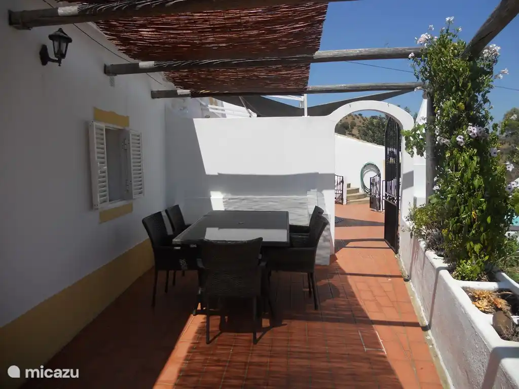 Auf der Terrasse können Sie eine herrliche Aussicht genießen. Durch die Trennwand zwischen den beiden Häusern gibt es immer einen Sonnen- oder Schattenplatz, der zum Entspannen einlädt.