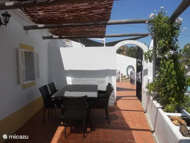 Casa na Colina huren in Portugal, Algarve, Porto Carvalhoso - vakantiehuis Op het terras kunt u genieten van een schitterend uitzicht. Door de scheidingsmuur tussen beide huizen is er altijd een zon- of schaduwplek te vinden, garantie voor heerlijk relaxen dus.