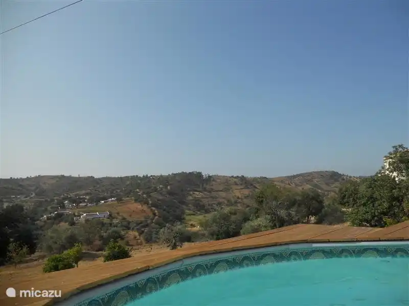 Von der Pool und die umliegende Terrasse haben Sie einen tollen Blick über die umliegende Landschaft.