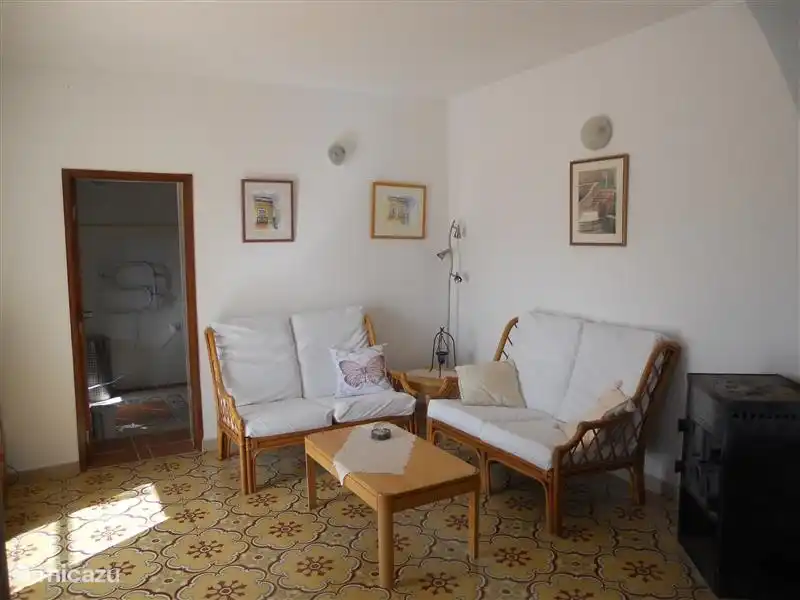 Die Lounge im Nebengebäude besteht aus zwei 2-Sitzer Spaß Sofas und einem Couchtisch. Er wird von einem Kreisbogen mit der offenen Küche verbunden.