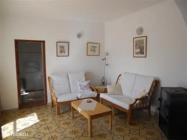 Casa na Colina huren in Portugal, Algarve, Porto Carvalhoso - vakantiehuis De zitkamer van het bijgebouw bestaat uit 2 leuke 2-zitsbankjes en een salontafel. Hij is door een boog verbonden met de open keuken.