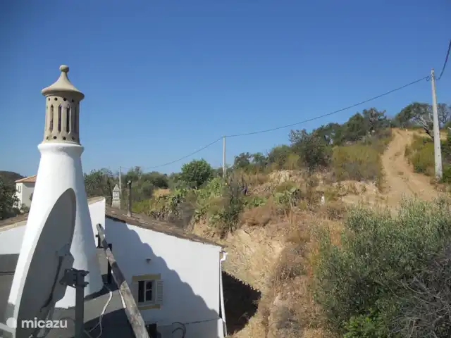 Casa na Colina huren in Portugal, Algarve, Porto Carvalhoso - vakantiehuis Direct achter het huis beginnen de wandelpaden de heuvels in. Je kunt hier eindeloos wandelen met schitterende vergezichten. Als je hoog genoeg bent, kun je zelfs de zee zien liggen.