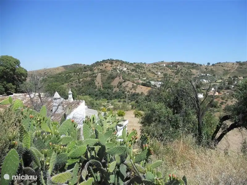 Direkt hinter dem Haus (im Bild können Sie das Dach zu sehen) viele Wanderwege beginnen und Sie haben eine schöne Umgebung mit Korkeichen, Eukalyptusbäumen, Johannisbrotbäumen und anderen Pflanzen und Blumen genießen. Im Winter und Frühjahr, der Fluss, im Sommer ist es meist trocken.