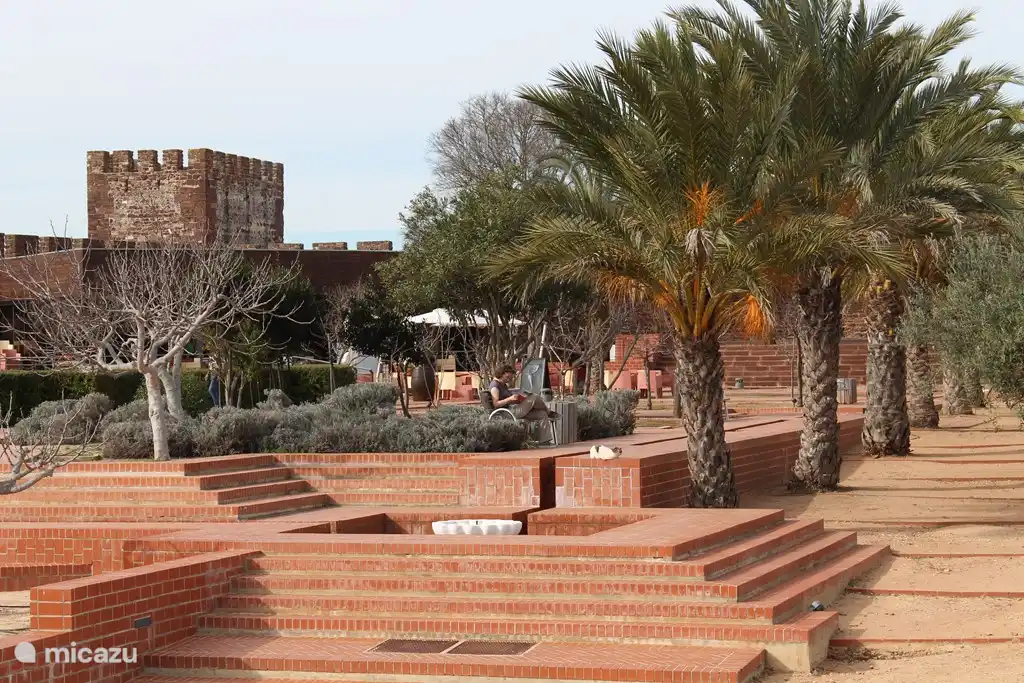 Etwas weiter entfernt, aber auf jeden Fall einen Tagesausflug wert, ist die Altstadt von Silves mit der maurischen Burg auf dem Hügel, von der Sie einen herrlichen Blick auf die Umgebung haben. Auch die Fahrt dorthin (über Sao Bras-Salir-Alte oder über Sao Bras-Loulé-Bouliquieme lohnt sich).