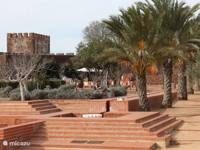 Casa na Colina huren in Portugal, Algarve, Porto Carvalhoso - vakantiehuis Een stukje verder weg, maar zeker de moeite waard voor een dagtocht is de oude stad Silves met het Moorse kasteel bovenop de heuvel, waarvandaan u een schitterend uitzicht heeft op de omgeving. Ook de tocht ernaar toe (via Sao Bras-Salir-Alte of via Sao Bras-Loulé-Bouliquieme is de moeite waard).
