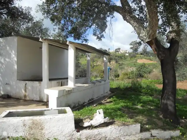 Casa na Colina huren in Portugal, Algarve, Porto Carvalhoso - vakantiehuis Als u naar Casa na Colina rijdt passeert u deze traditionele Portugese wasplaats waar jarenlang water werd gehaald en de was werd gedaan. Op sommige dagen gebeurt dit trouwens nog steeds. Tevens kunt u hier heerlijk vers bronwater halen.