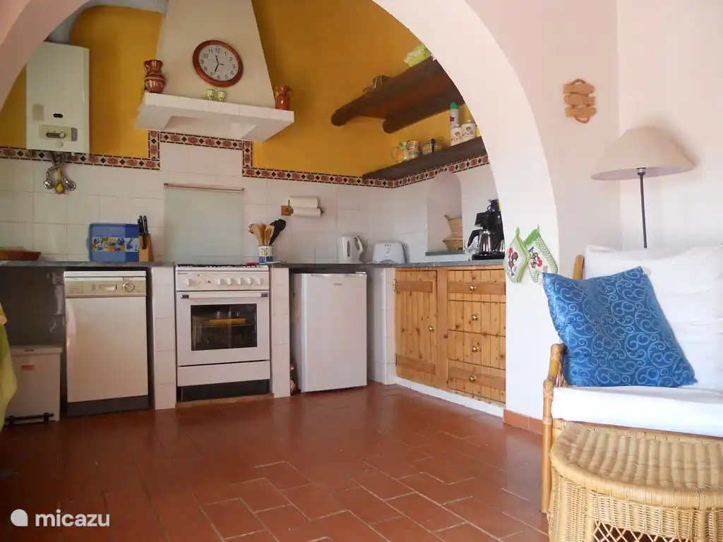 Die offene Küche ist mit allen notwendigen Geräten, Kochutensilien und Geschirr ausgestattet.
Gebrauch von der bunten portugiesischen Keramik und traditionelle Holzarbeiten in Kombination mit Ziegel und Stein gemacht.
Die Küche ist mit dem Esszimmer verbunden.