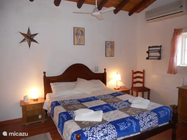 Casa na Colina huren in Portugal, Algarve, Porto Carvalhoso - vakantiehuis De ruime slaapkamer is voorzien van een royaal 2-persoonsbed, airconditioning en een plafondventilator.
De kamer heeft een directe verbinding met de badkamer.