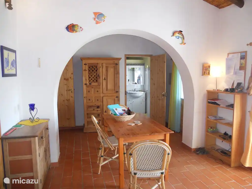 Das Esszimmer mit der Hintertür links vom Schlafzimmer und rechts hinter der Tür zum Bad.