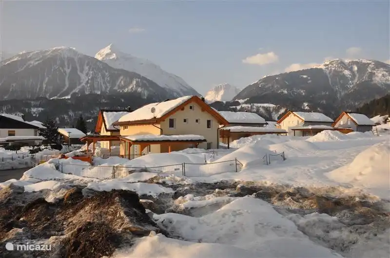devant la maison et vue sur les montagnes