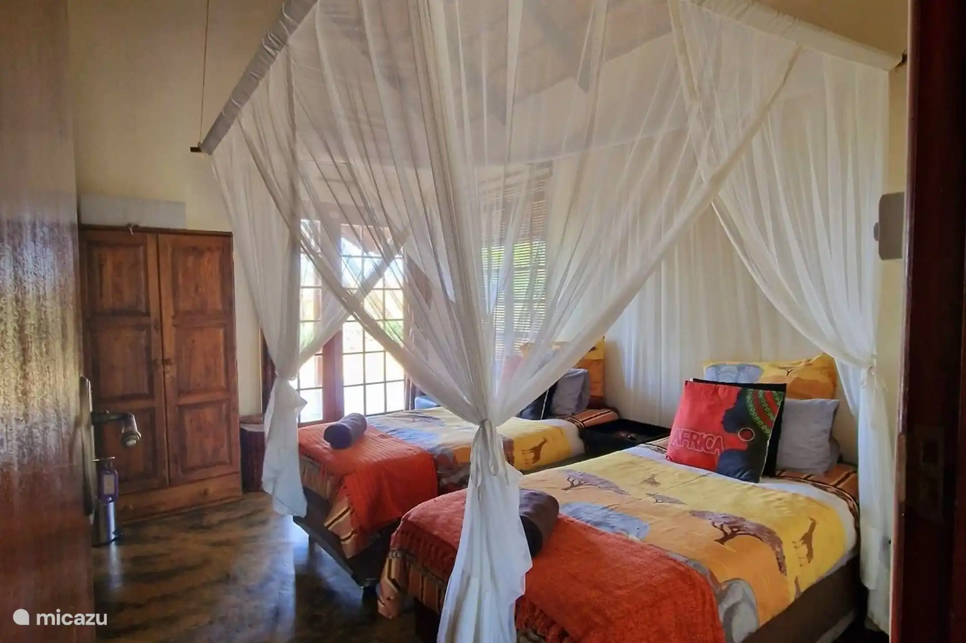 Slaapkamer 3, iets kleinere bedden en kleinere slaapkamer. Deze kamer geeft toegang tot een semi-privé terras met uitzicht over de bush en het Kruger park aan de horizon. 