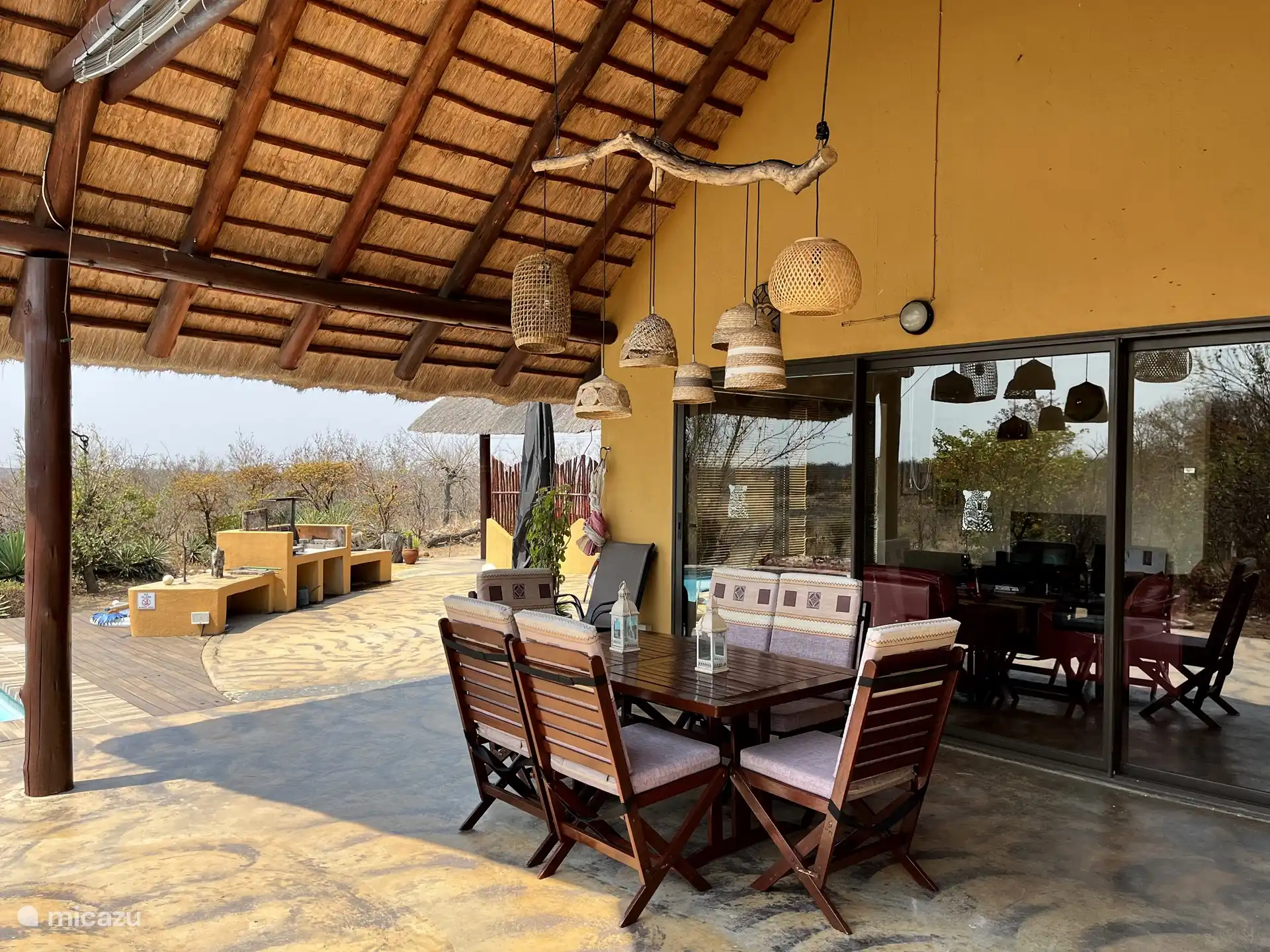 Hauptterrasse, die nahtlos mit dem Wohnzimmer verbunden ist. 