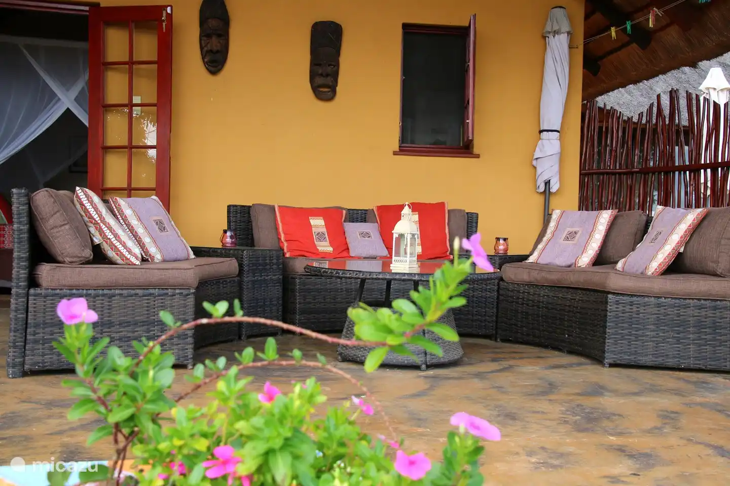 Ein komfortables Lounge-Set auf der 3. Terrasse sorgt für Ihren Komfort. 