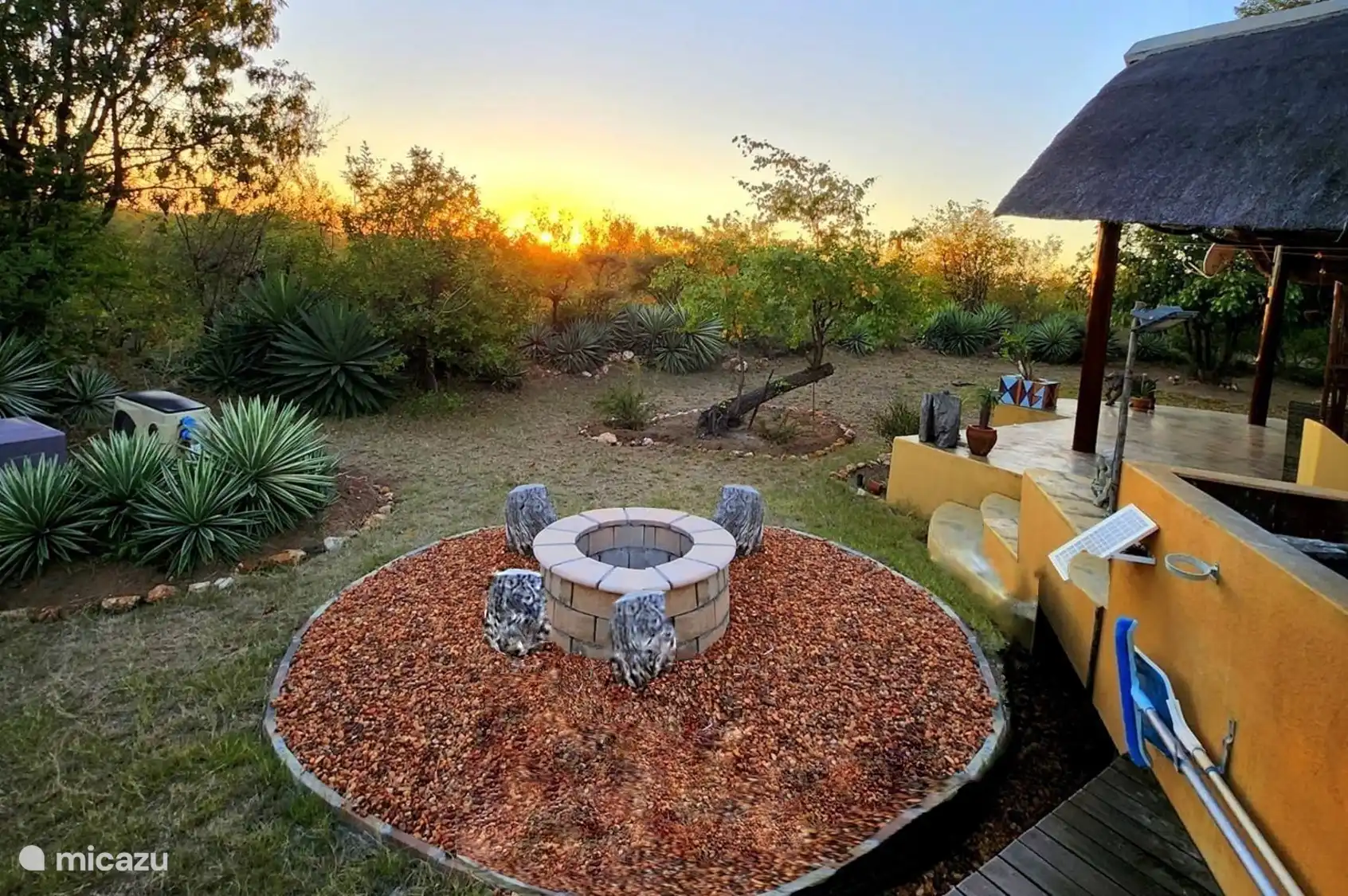 eine kleine Feuerstelle. Holz kann gegen eine geringe Gebühr bestellt werden. 