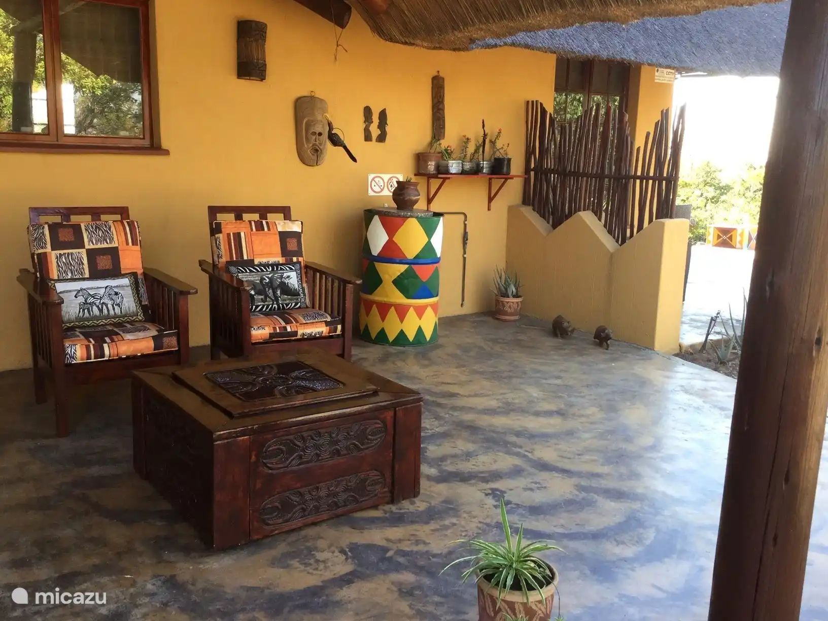 Die vierte Terrasse befindet sich neben der Küche und hat auch wiedere eine schöne Sitzecke mit blick auf den Garten. Es gibt genug Platz für alle, um sich zurückzuziehen. Ideal für größere Familien.
Umoja = the spirit of togetherness. 