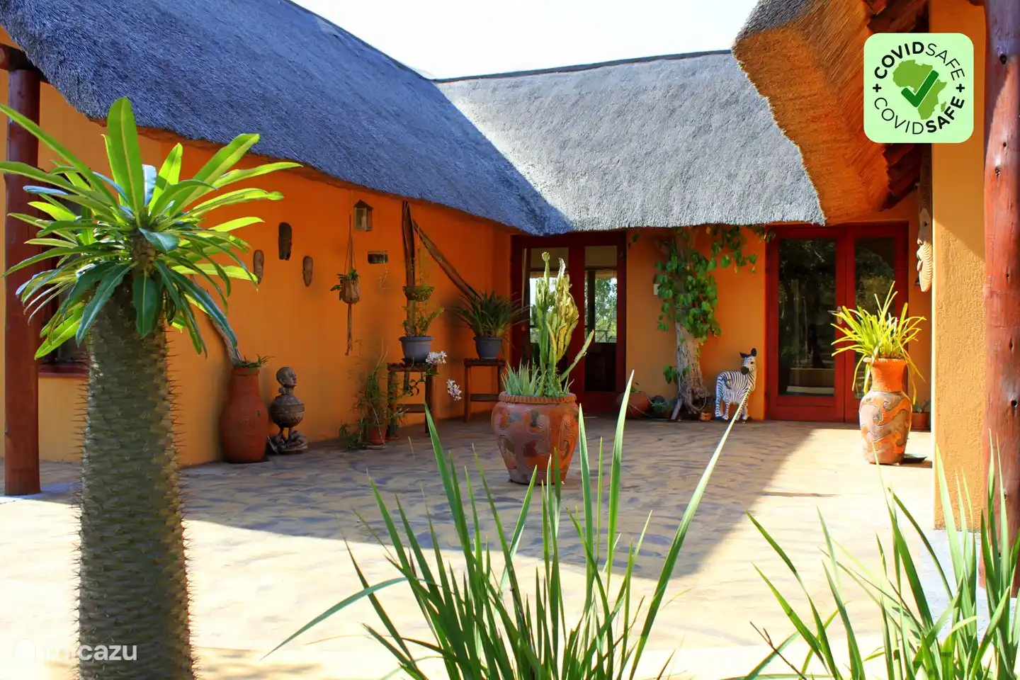 Die gemütliche Terrasse bietet Zugang zum Haus und bietet auch die Möglichkeit, sich in einer größeren Gruppe zurückzuziehen. Überall gibt es Sitzecken.