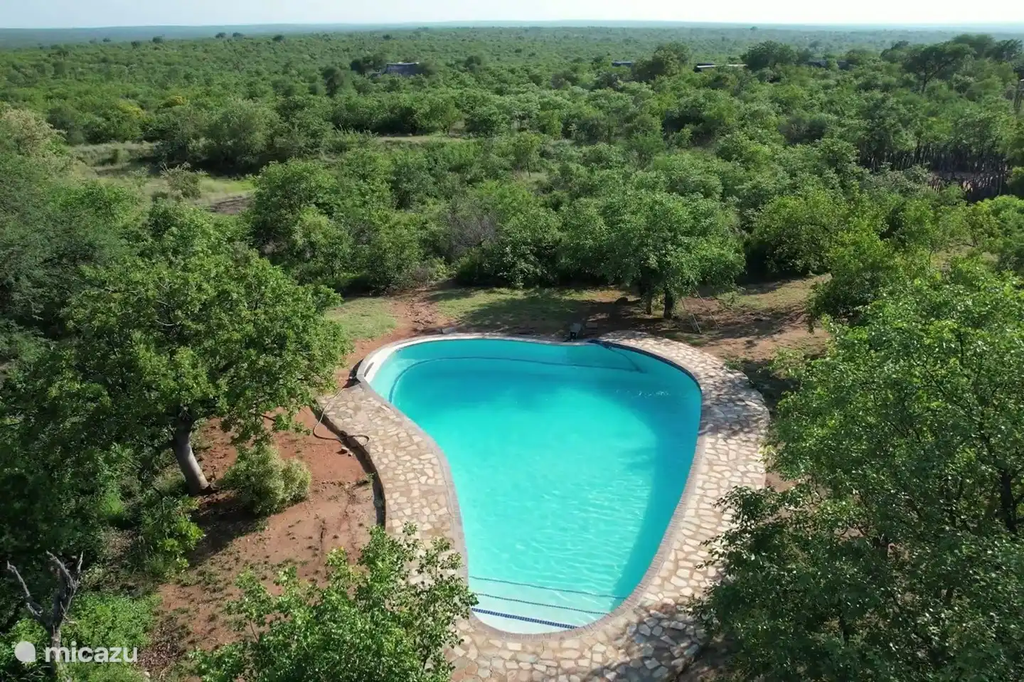 Den Bewohnern und ihren Gästen steht ein zusätzlicher Swimmingpool zur Verfügung. .