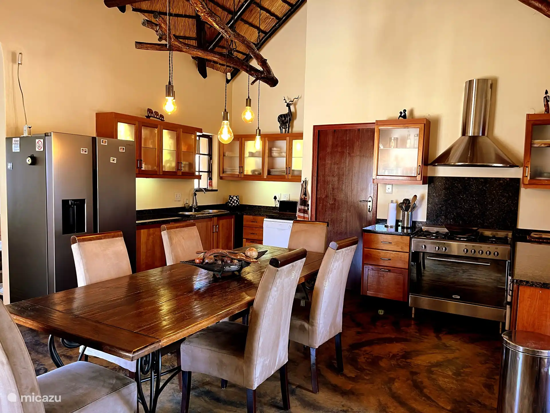 Die luxuriös ausgestattete Küche mit großem Kühlschrank, Eismaschine und gefiltertem Wasser, Geschirrspüler, 5-Flammen-Gasherd mit Backofen, Mikrowelle und Kaffeemaschine. Alles für Ihren Komfort.