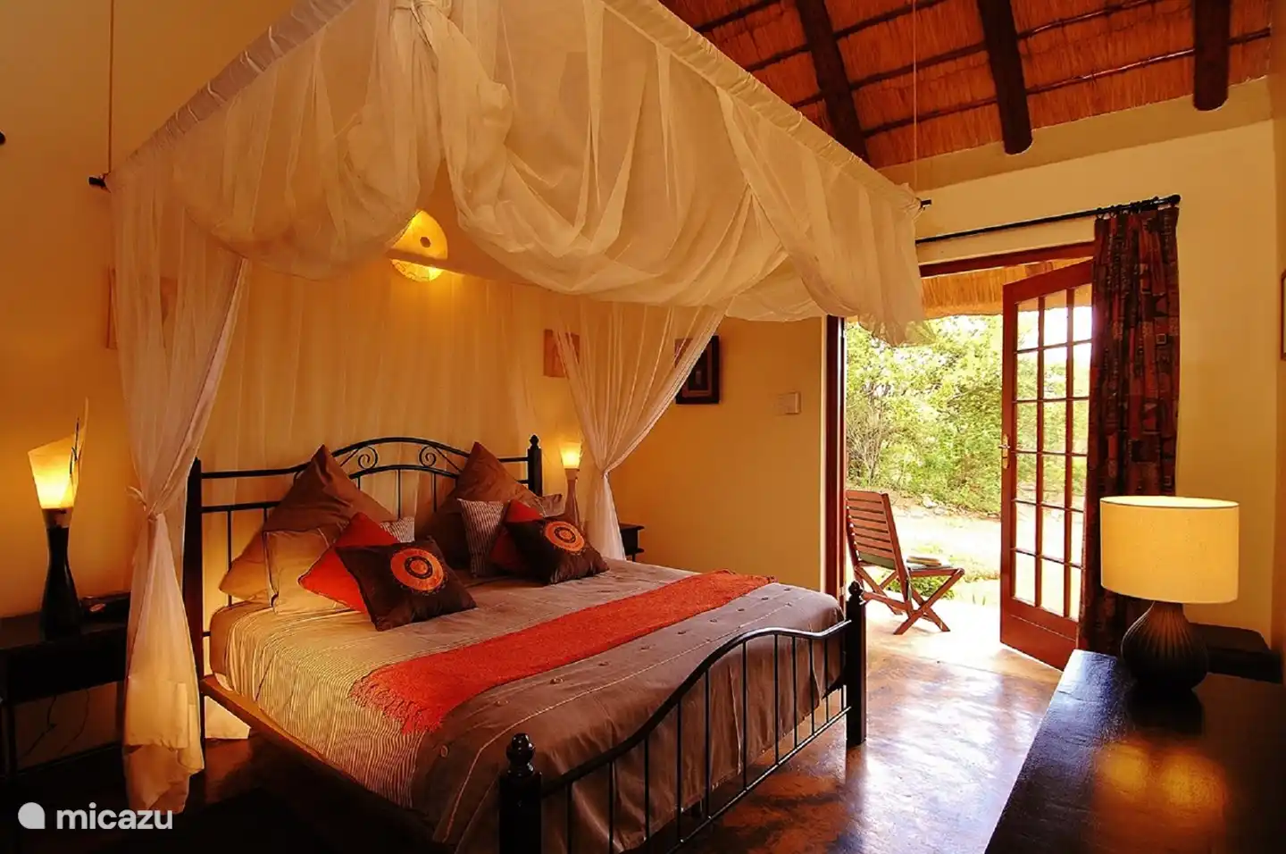 Schlafzimmer 1: Doppelbett, Schlafzimmer 2 fast identisch mit 2 Betten zusammen. Alle Schlafzimmer verfügen über Klimaanlage, Deckenventilatoren und en-suite Badezimmer. Es gibt Moskitonetze und Bildschirme. Alle Schlafzimmer haben Türen zur Terrasse. Dieses Zimmer bietet Blick auf die private Wasserstelle im Garten.