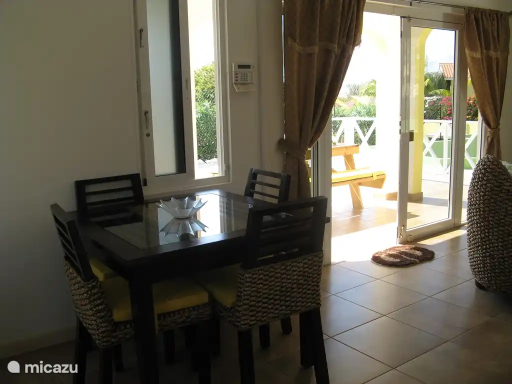 Vous pouvez choisir de déjeuner/dîner à l'intérieur ou à l'extérieur sur la terrasse.